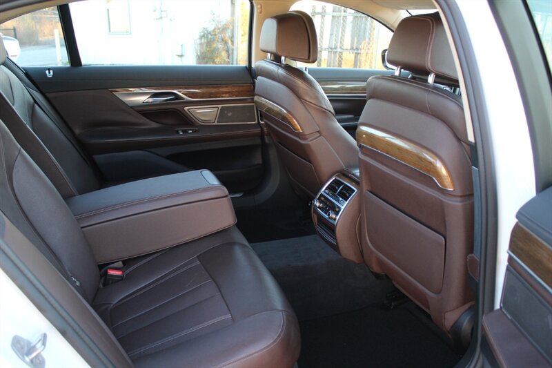 2016 BMW 740i - Photo 28 - Lexington, SC 29073