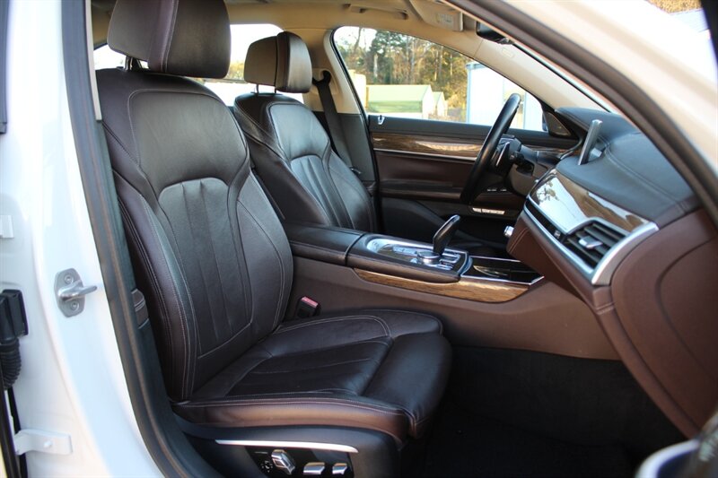 2016 BMW 740i - Photo 35 - Lexington, SC 29073