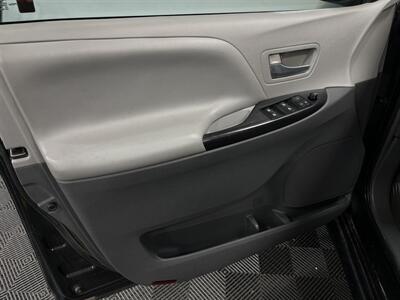2015 Toyota Sienna LE 7-Passenger Auto Access Seat   - Photo 12 - West Bountiful, UT 84087