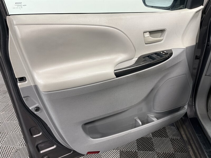 2012 Toyota Sienna LE 7-Passenger - Photo 14 - West Bountiful, UT 84087