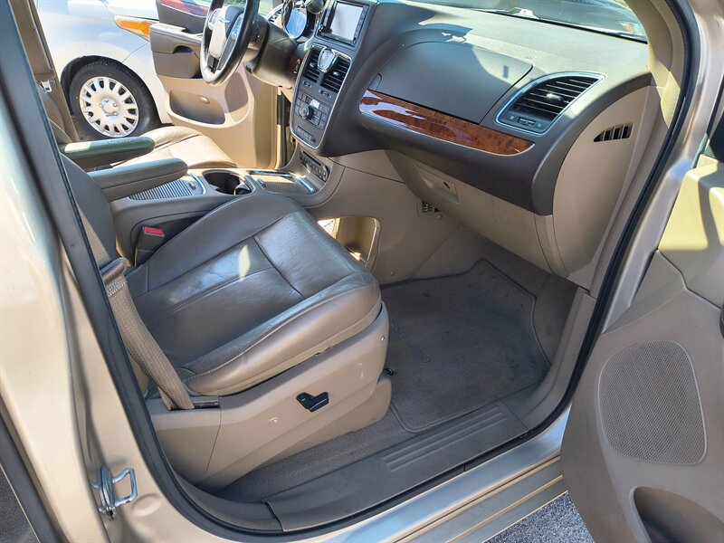 2012 Chrysler Town & Country Limited   - Photo 12 - Tucson, AZ 85711