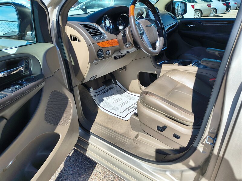 2012 Chrysler Town & Country Limited   - Photo 8 - Tucson, AZ 85711