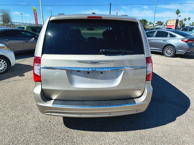 2012 Chrysler Town & Country Limited   - Photo 7 - Tucson, AZ 85711
