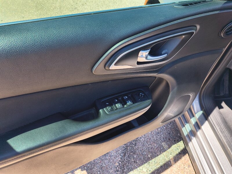 2016 Chrysler 200 Series Limited   - Photo 14 - Tucson, AZ 85711