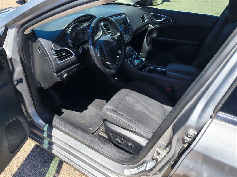 2016 Chrysler 200 Series Limited   - Photo 8 - Tucson, AZ 85711