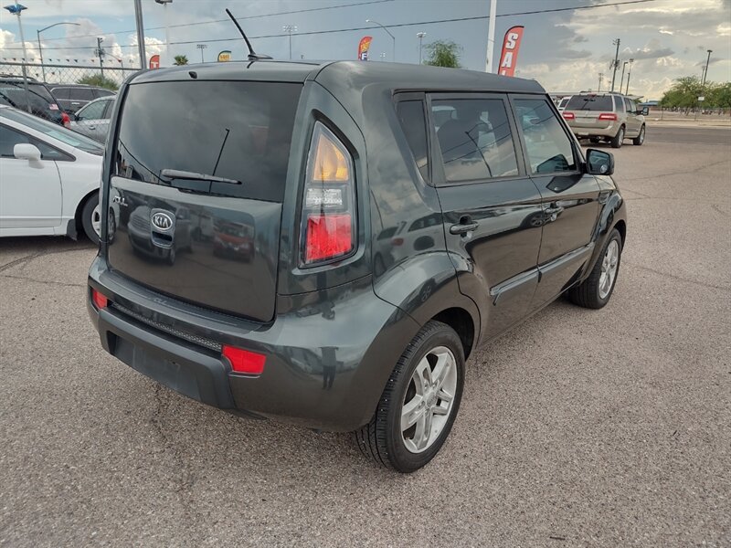 2011 Kia Soul Plus   - Photo 2 - Tucson, AZ 85711