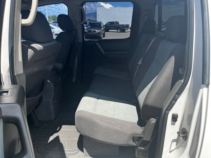 2005 Nissan Titan SE 4dr Crew Cab SE - Photo 9 - Tucson, AZ 85711