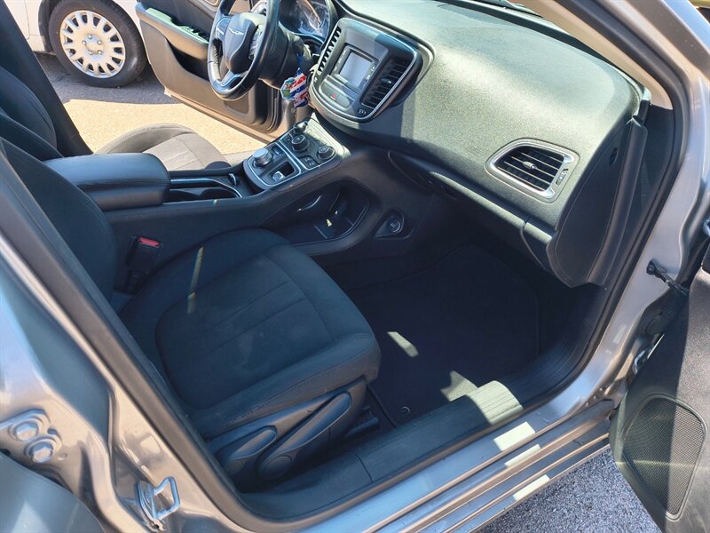 2016 Chrysler 200 Series Limited   - Photo 12 - Tucson, AZ 85711