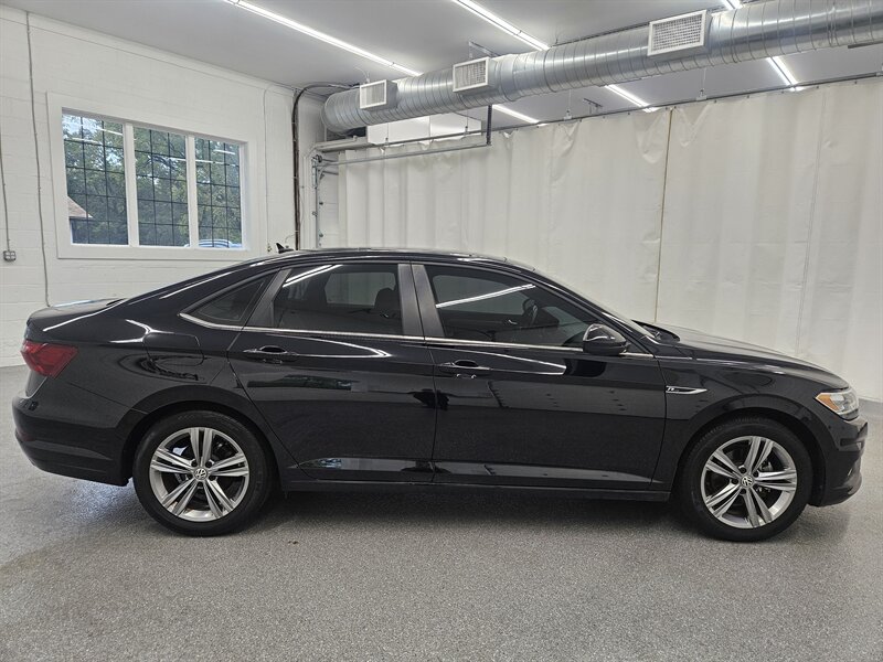 2021 Volkswagen Jetta R-Line photo 4