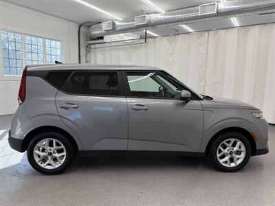2022 Kia Soul LX - Photo 4 - Spring City, PA 19475