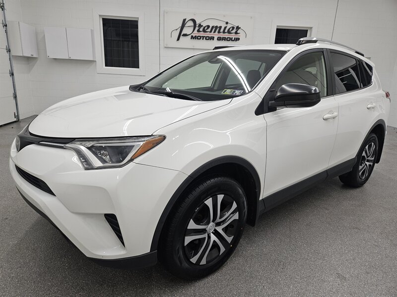 2017 Toyota RAV4 LE's photo