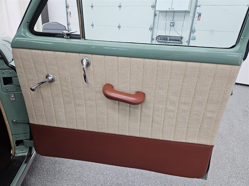1950 Plymouth Suburban 28