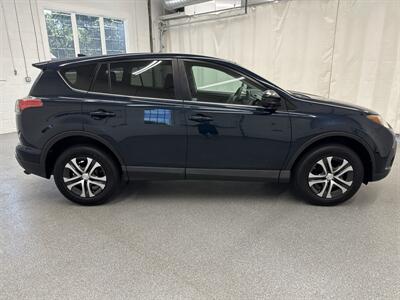 2018 Toyota RAV4 LE   - Photo 4 - Spring City, PA 19475
