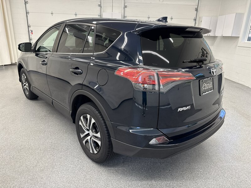 2018 Toyota RAV4 LE 8