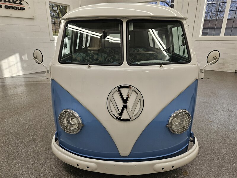 1961 Volkswagen Bus/Vanagon Kombi Re-creation  
