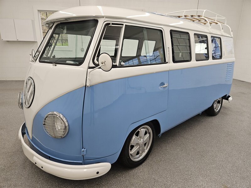 1961 Volkswagen Bus/Vanagon Kombi Re-creation  