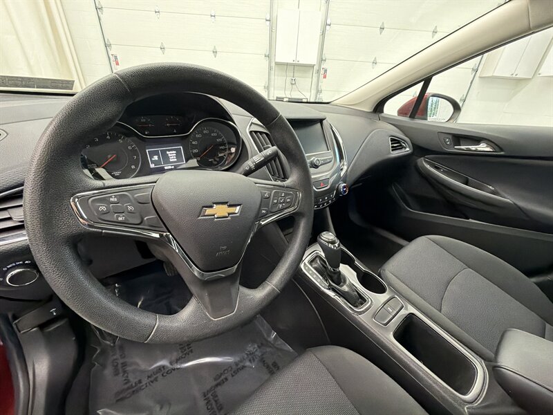 2017 Chevrolet Cruze LT Auto 11