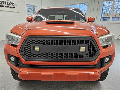 2016 Toyota Tacoma TRD Sport   - Photo 2 - Spring City, PA 19475