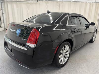 2017 Chrysler 300 Series Limited - Photo 5 - Spring City, PA 19475
