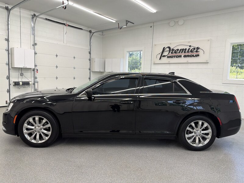 2017 Chrysler 300 Series Limited 8