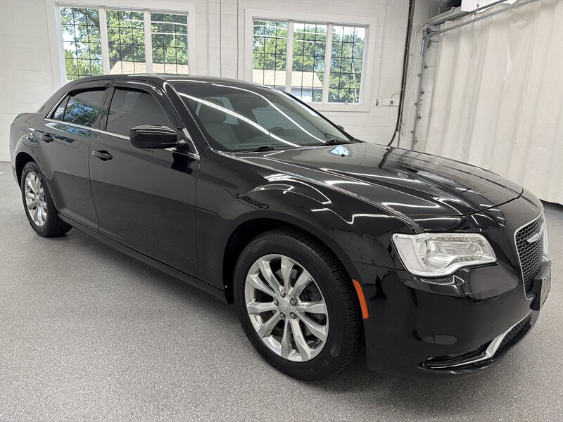 2017 Chrysler 300 Series Limited 3