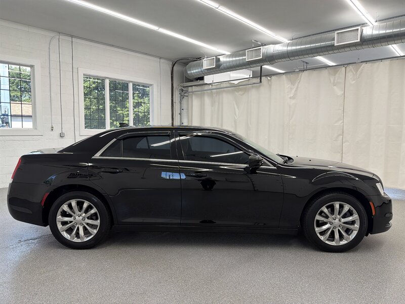 2017 Chrysler 300 Series Limited 4