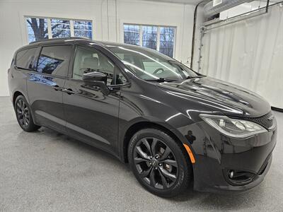 2019 Chrysler Pacifica Touring L Plus   - Photo 3 - Spring City, PA 19475