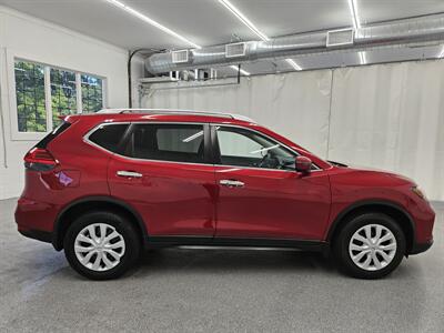 2017 Nissan Rogue SV   - Photo 4 - Spring City, PA 19475
