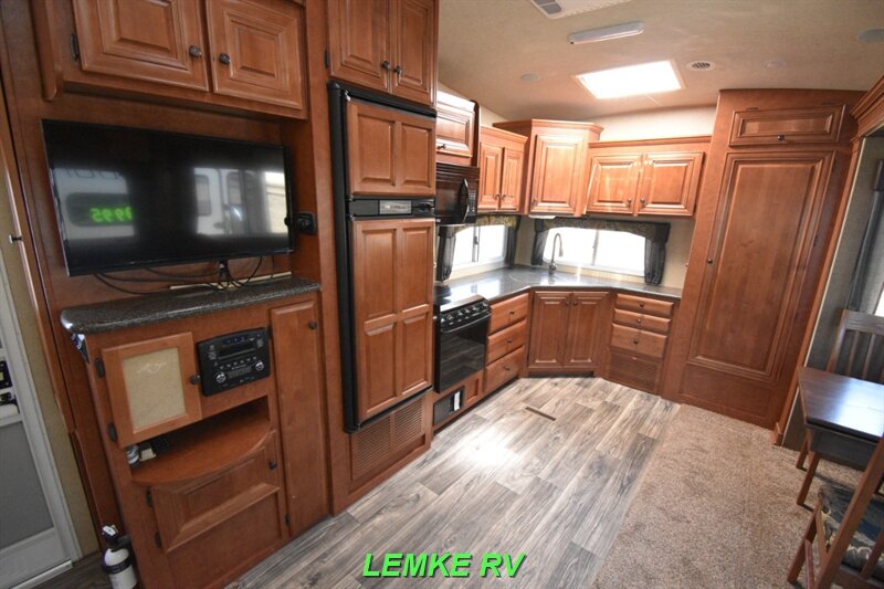 2017 Northwood Arctic Fox 27-5L   - Photo 11 - Rocklin, CA 95677
