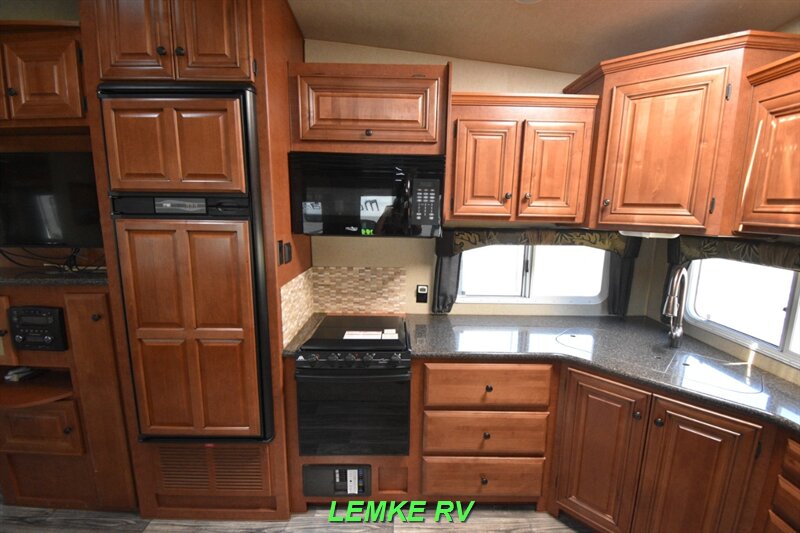 2017 Northwood Arctic Fox 27-5L   - Photo 13 - Rocklin, CA 95677