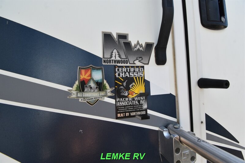 2017 Northwood Arctic Fox 27-5L   - Photo 23 - Rocklin, CA 95677