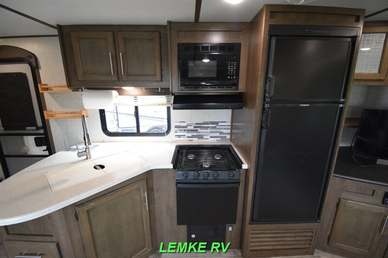 2019 Keystone Cougar Half-Ton 27RESWE   - Photo 13 - Rocklin, CA 95677