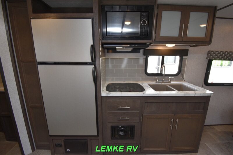 2021 Dutchmen Coleman Light LX 2125BH   - Photo 15 - Rocklin, CA 95677