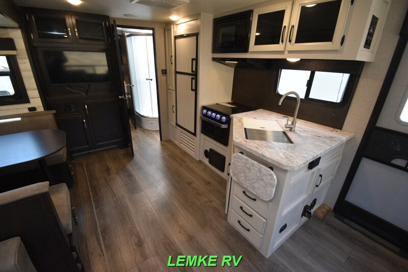 2021 Jayco Jay Feather 27RL   - Photo 13 - Rocklin, CA 95677