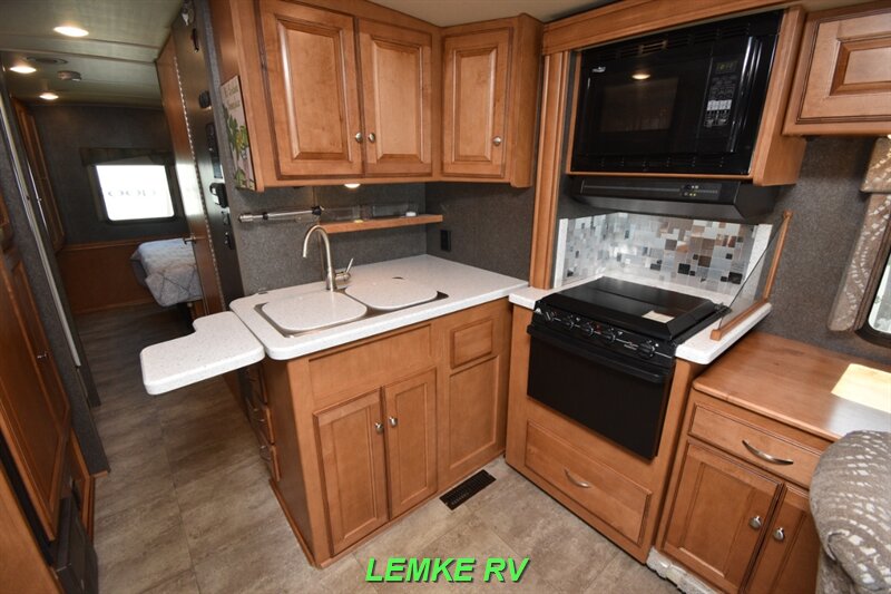 2016 Itasca Sunstar LX 30T   - Photo 14 - Rocklin, CA 95677