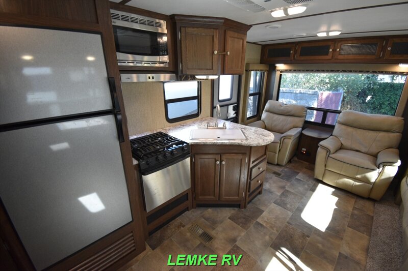 2018 Keystone Sprinter Campfire Edition 27RL   - Photo 16 - Rocklin, CA 95677