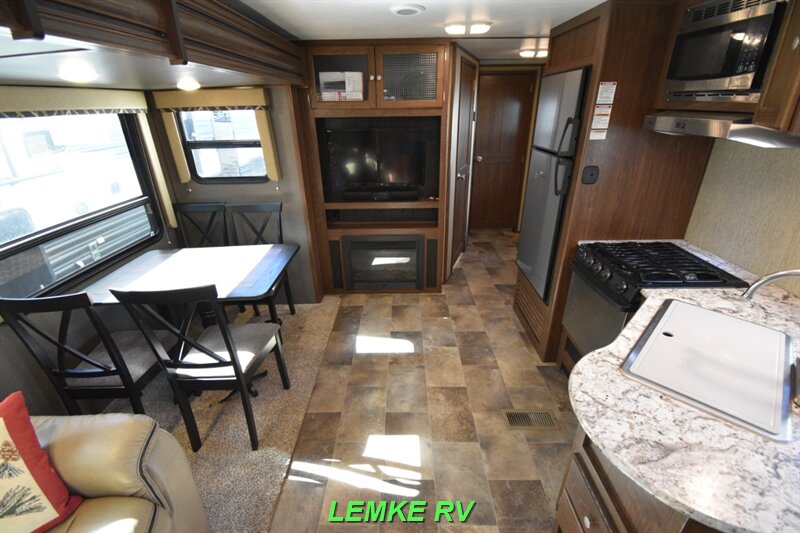 2018 Keystone Sprinter Campfire Edition 27RL   - Photo 5 - Rocklin, CA 95677