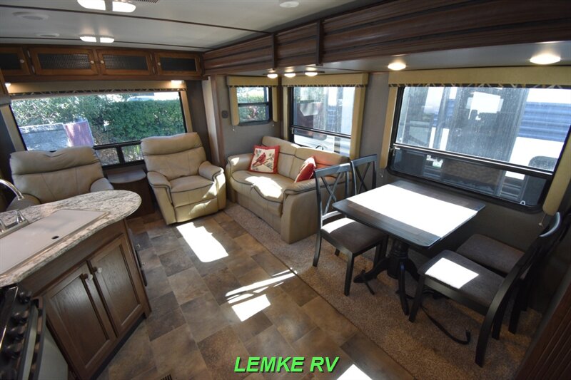 2018 Keystone Sprinter Campfire Edition 27RL   - Photo 17 - Rocklin, CA 95677