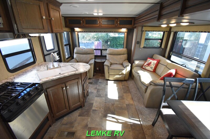 2018 Keystone Sprinter Campfire Edition 27RL   - Photo 2 - Rocklin, CA 95677