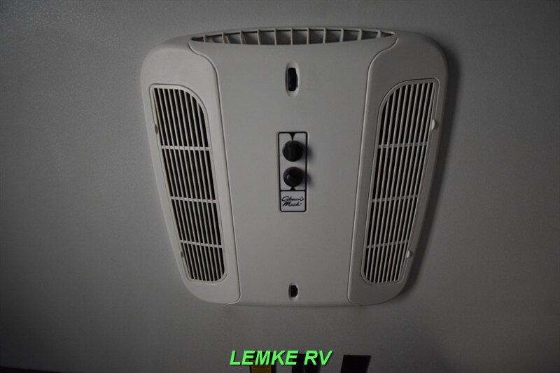 2019 Keystone Sprinter Campfire 29FWRL   - Photo 24 - Rocklin, CA 95677