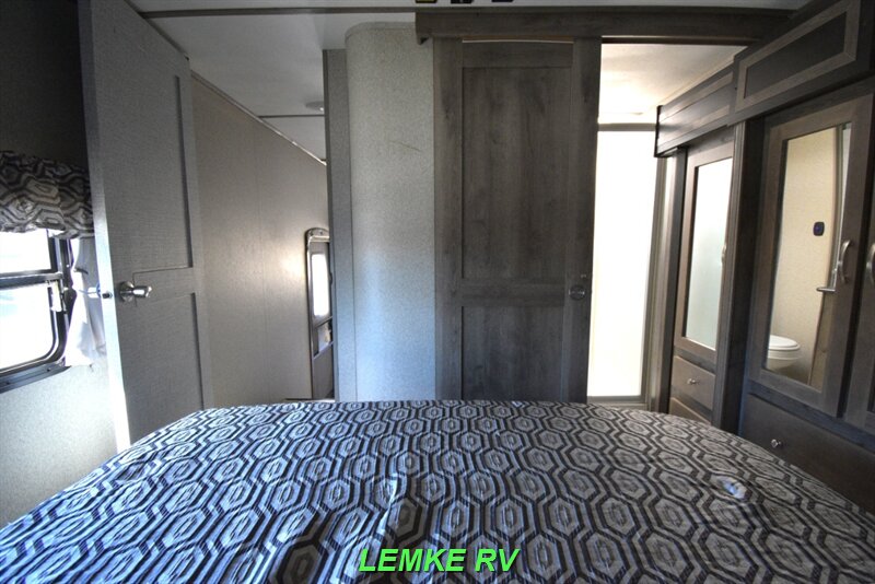 2019 Keystone Sprinter Campfire 29FWRL   - Photo 21 - Rocklin, CA 95677