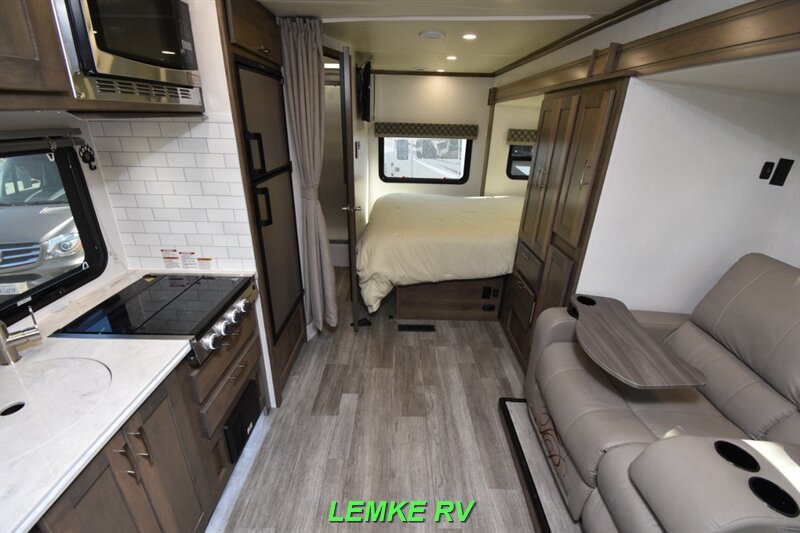 2023 Dynamax Isata 3 Series 24FW   - Photo 2 - Rocklin, CA 95677