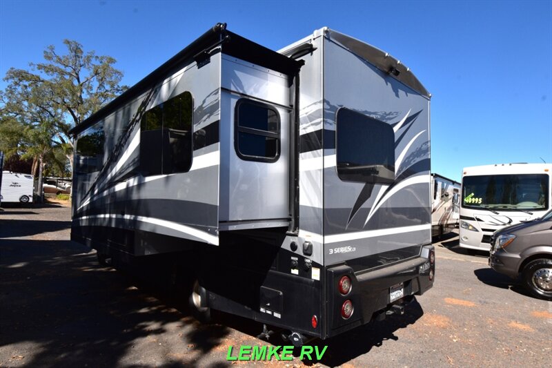 2023 Dynamax Isata 3 Series 24FW   - Photo 8 - Rocklin, CA 95677