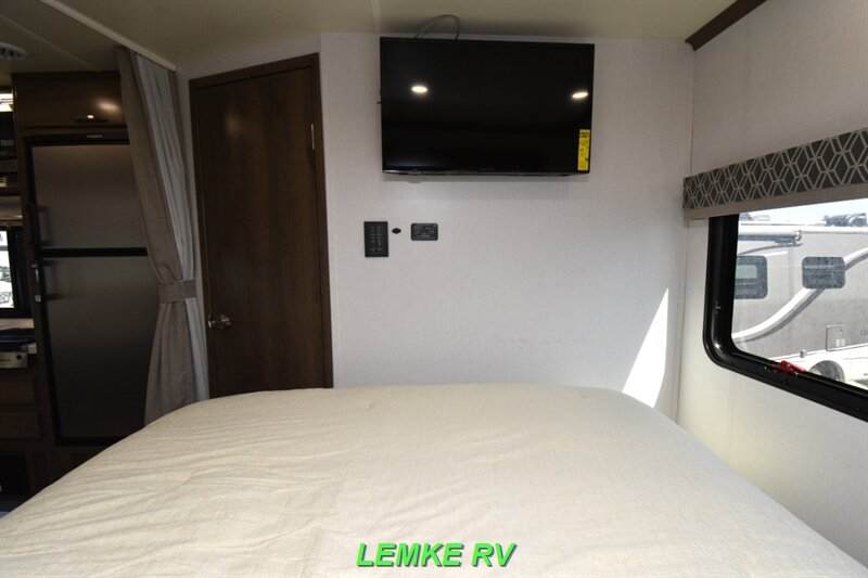 2023 Dynamax Isata 3 Series 24FW   - Photo 22 - Rocklin, CA 95677