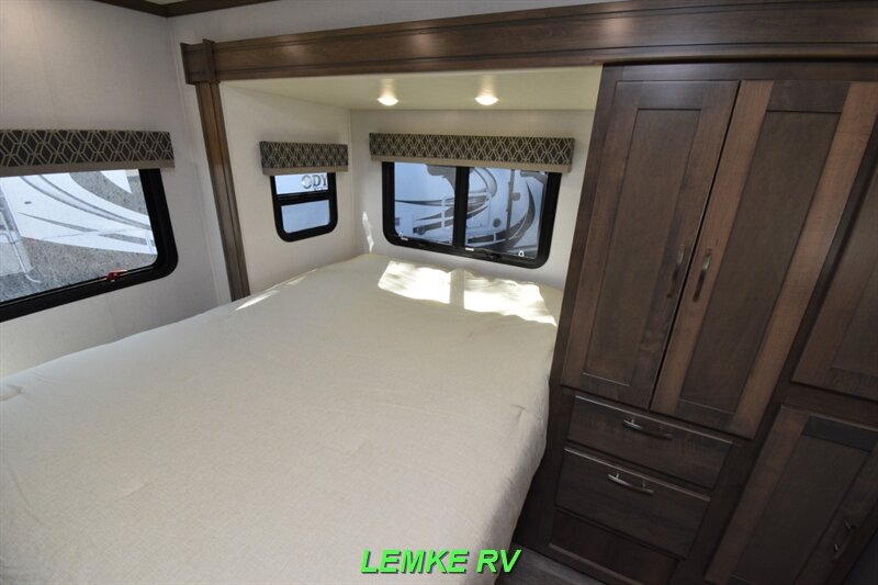 2023 Dynamax Isata 3 Series 24FW   - Photo 20 - Rocklin, CA 95677