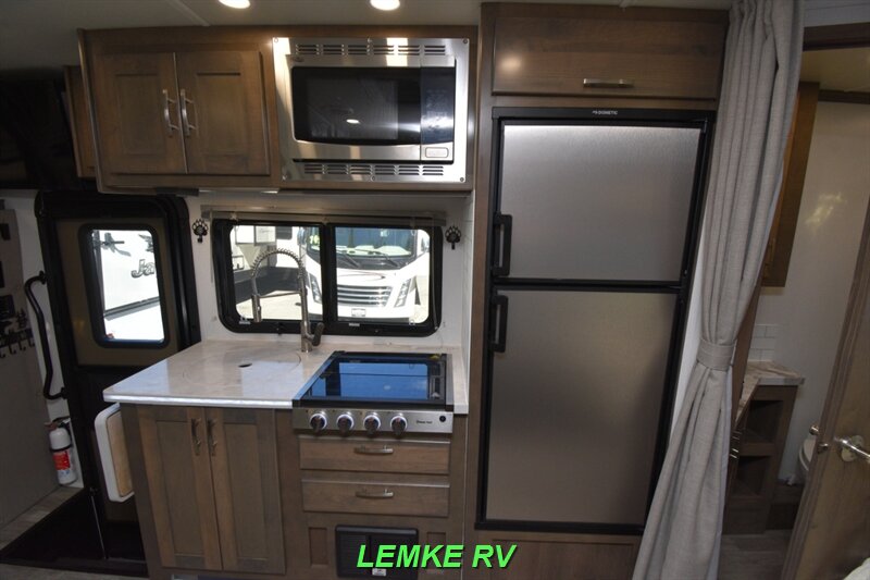 2023 Dynamax Isata 3 Series 24FW   - Photo 13 - Rocklin, CA 95677
