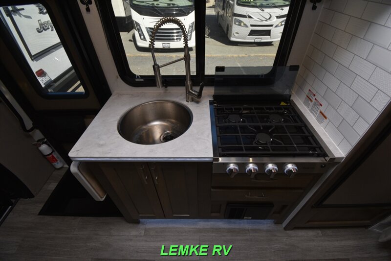 2023 Dynamax Isata 3 Series 24FW   - Photo 14 - Rocklin, CA 95677