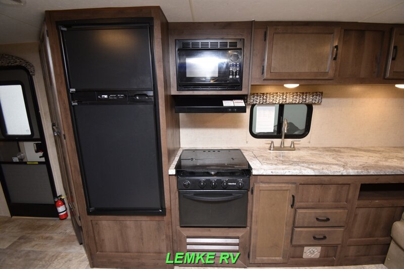 2017 K-Z RV Connect C241RLK   - Photo 14 - Rocklin, CA 95677