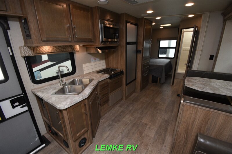 2018 Entegra Odyssey 26D   - Photo 14 - Rocklin, CA 95677