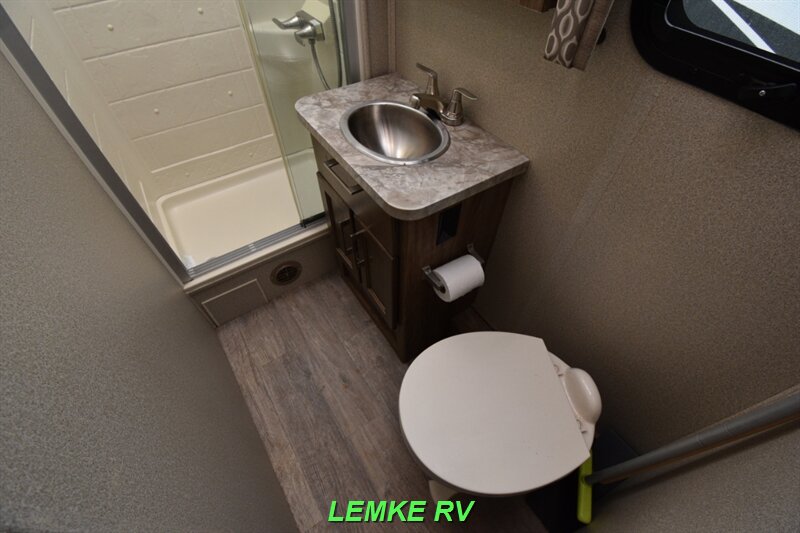 2018 Entegra Odyssey 26D   - Photo 15 - Rocklin, CA 95677